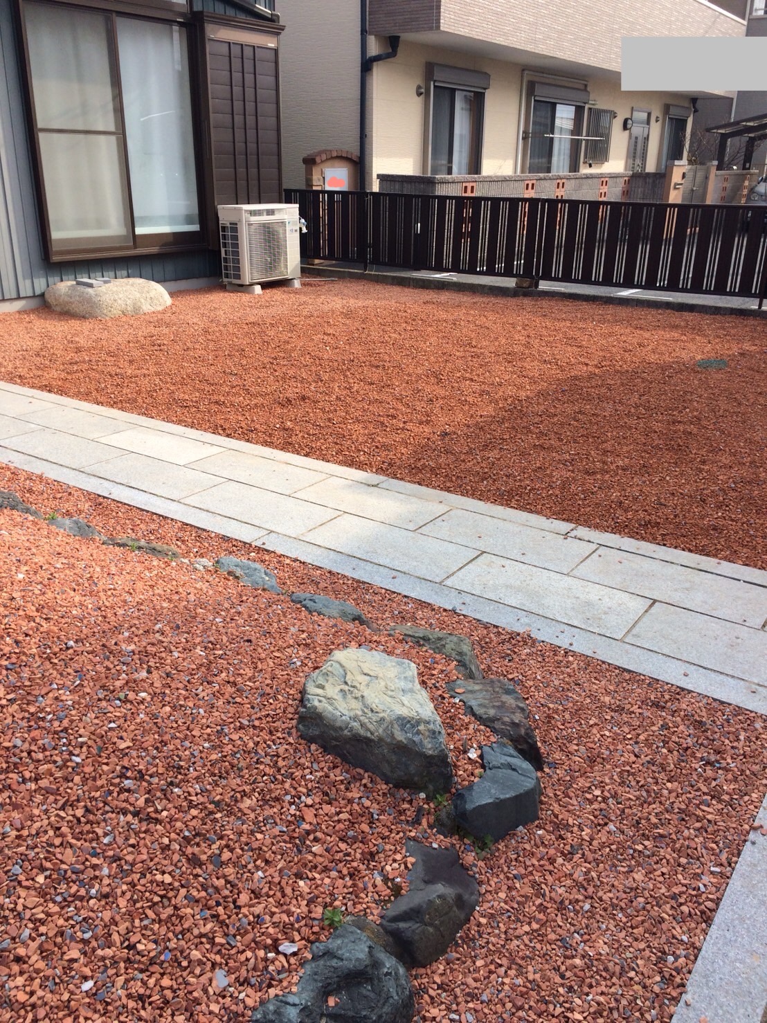 和を感じさせる 「いざ行かん かわら道」 瓦チップ研究会⁉