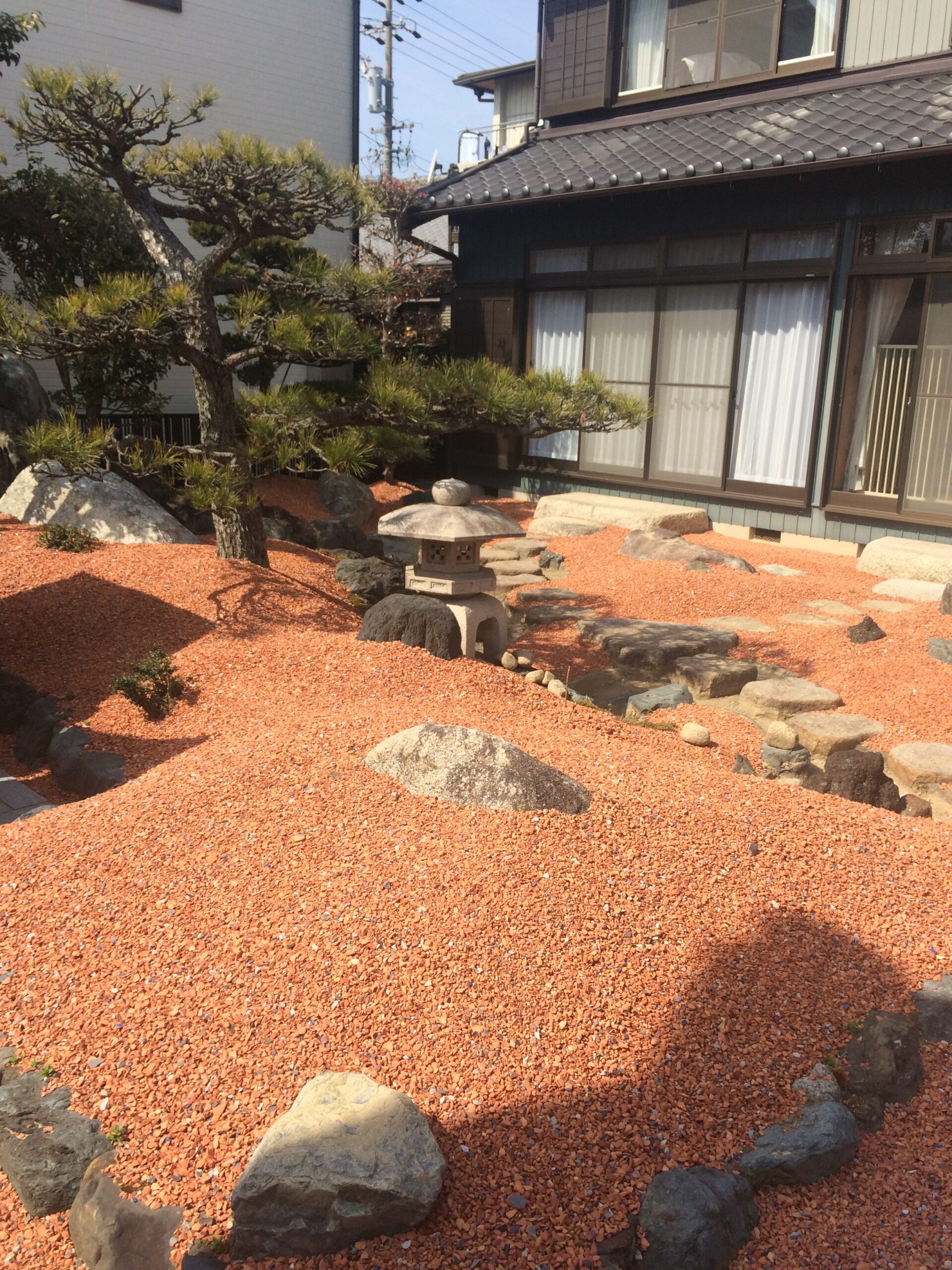 和を感じさせる 「いざ行かん かわら道」 瓦チップ研究会⁉