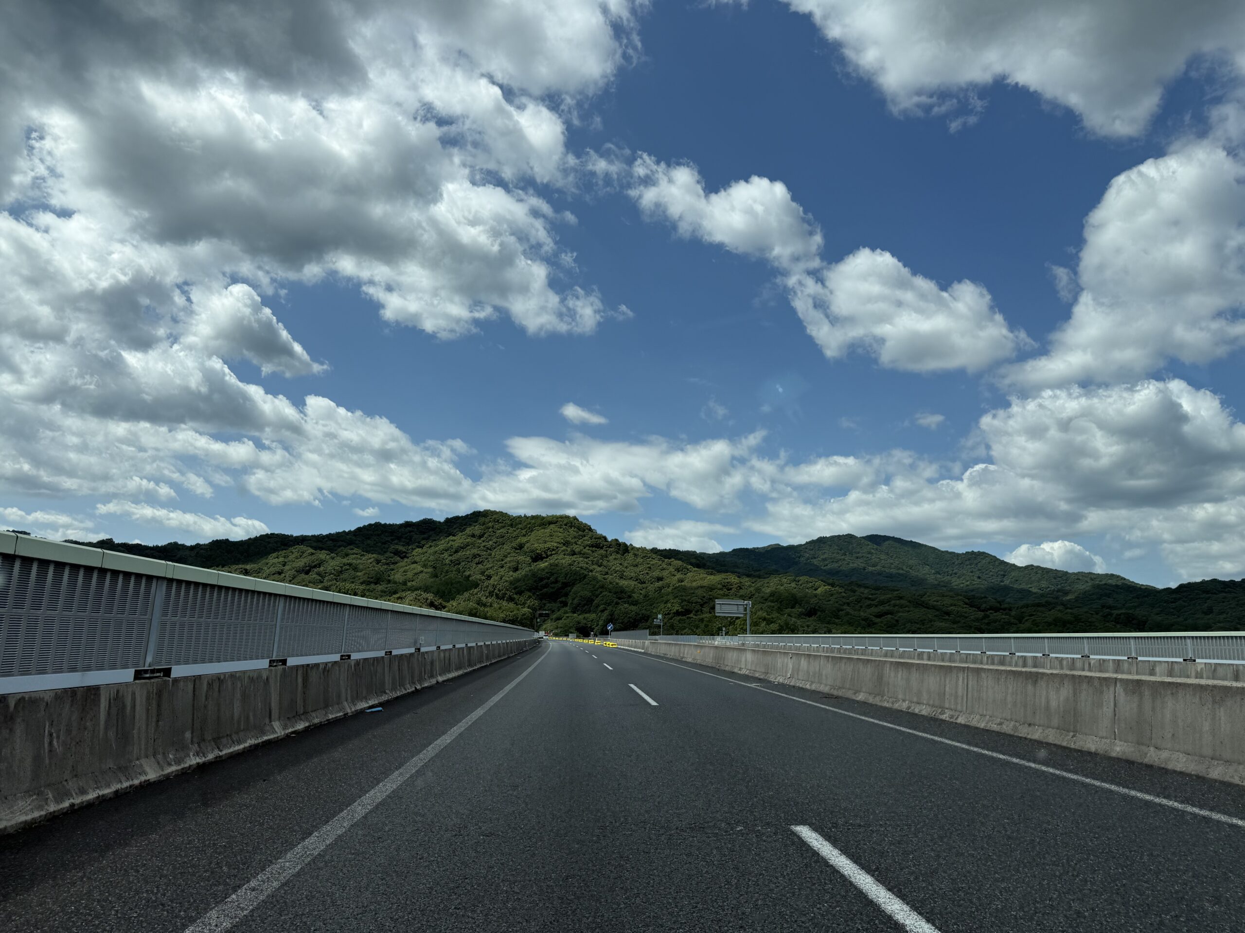 道路？雲？山？　スピード出したくなります（笑）